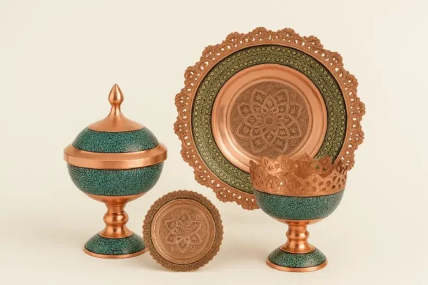 نمونههایی از صنایع دستی اصیل اصفهان مانند ظروف فیروزهکوبی و خاتمکاری — راهنمای خرید صنایع دستی اصفهان